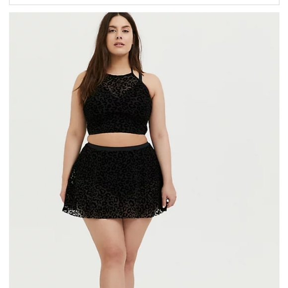 Torrid BLACK LEOPARD FLOCKED MESH LIGHTLY LINED WIRELESS HALTER BIKINI TOP - Picture 3 of 5